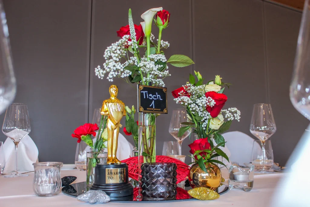 Hochzeitsdekoration - Tischdekoration Oskar Gewinn mit Blumenstrauss